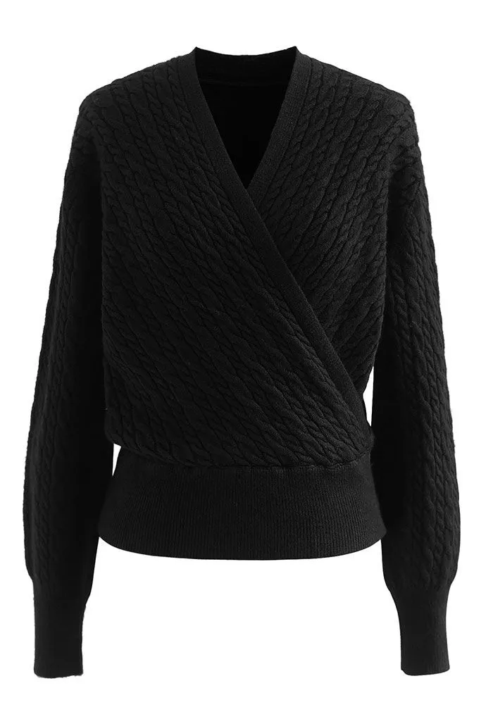 Kurzer Pullover mit Zopfmuster in Wickeloptik in Schwarz